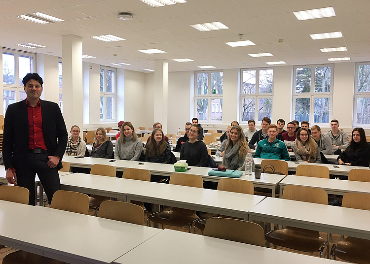 Prof. Dr. Sören Bär von der HMKW Berlin gab Studierenden der Ostfalia Hochschule einen praxisnahen Einblick in Markentrend-inspirierte Eventkonzeption. Foto: Sören Bär