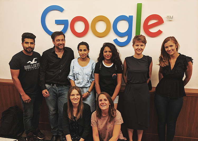 Prof. Dr. Ingo Knuth (second left) and Justin Reichelt (right) with their students at the Google offices