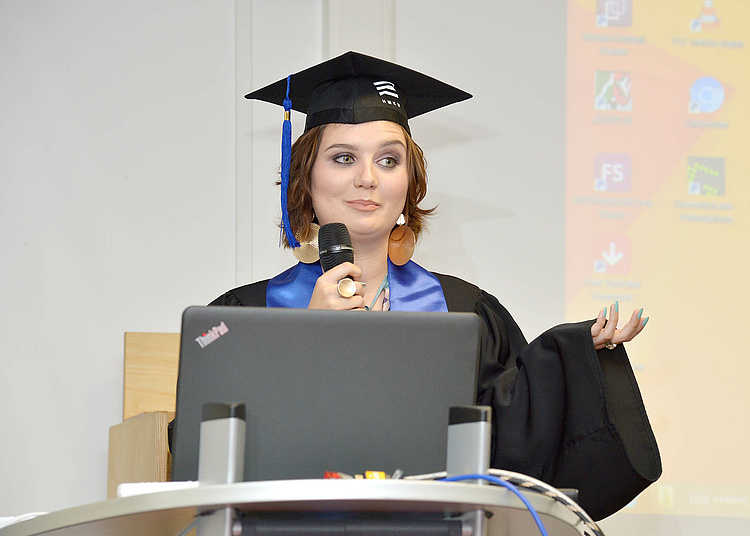 Julia van den Woldenberg bei ihrer Rede auf der Bachelor-Graduierungsfeier.