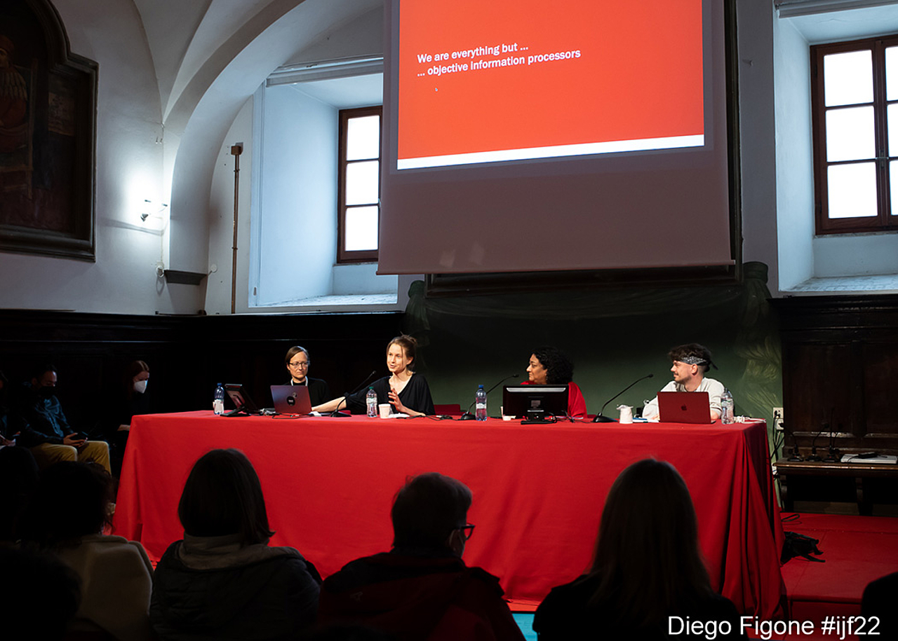 Prof. Urner presenting at the panel "How to fight your biased brain". Photo: Diego Figone, CC BY-ND 4.0