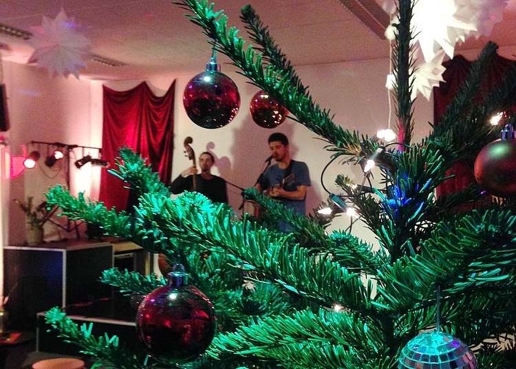 Die weihnachtlich dekorierte Medienlounge bot eine stimmungsvolle Kulisse für den Abend.