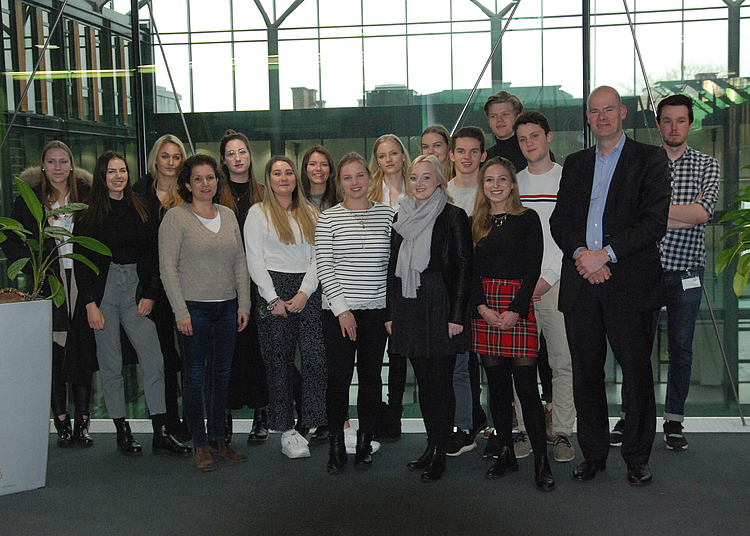 Diese Studierenden des B.A. Journalismus und Unternehmenskommunikation präsentierten Ende Januar in der Zentrale der Mediengruppe RTL.