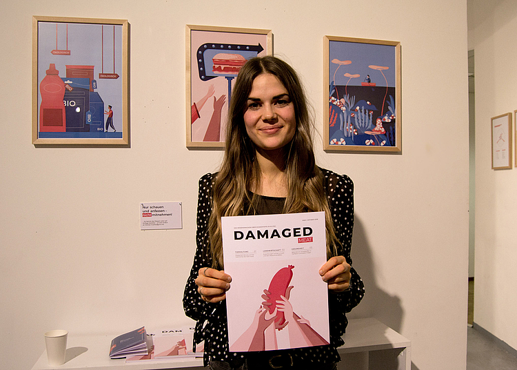 HMKW-Absolventin Theresa Müller mit der ersten Ausgabe ihrer Magazinreihe „DAMAGED“