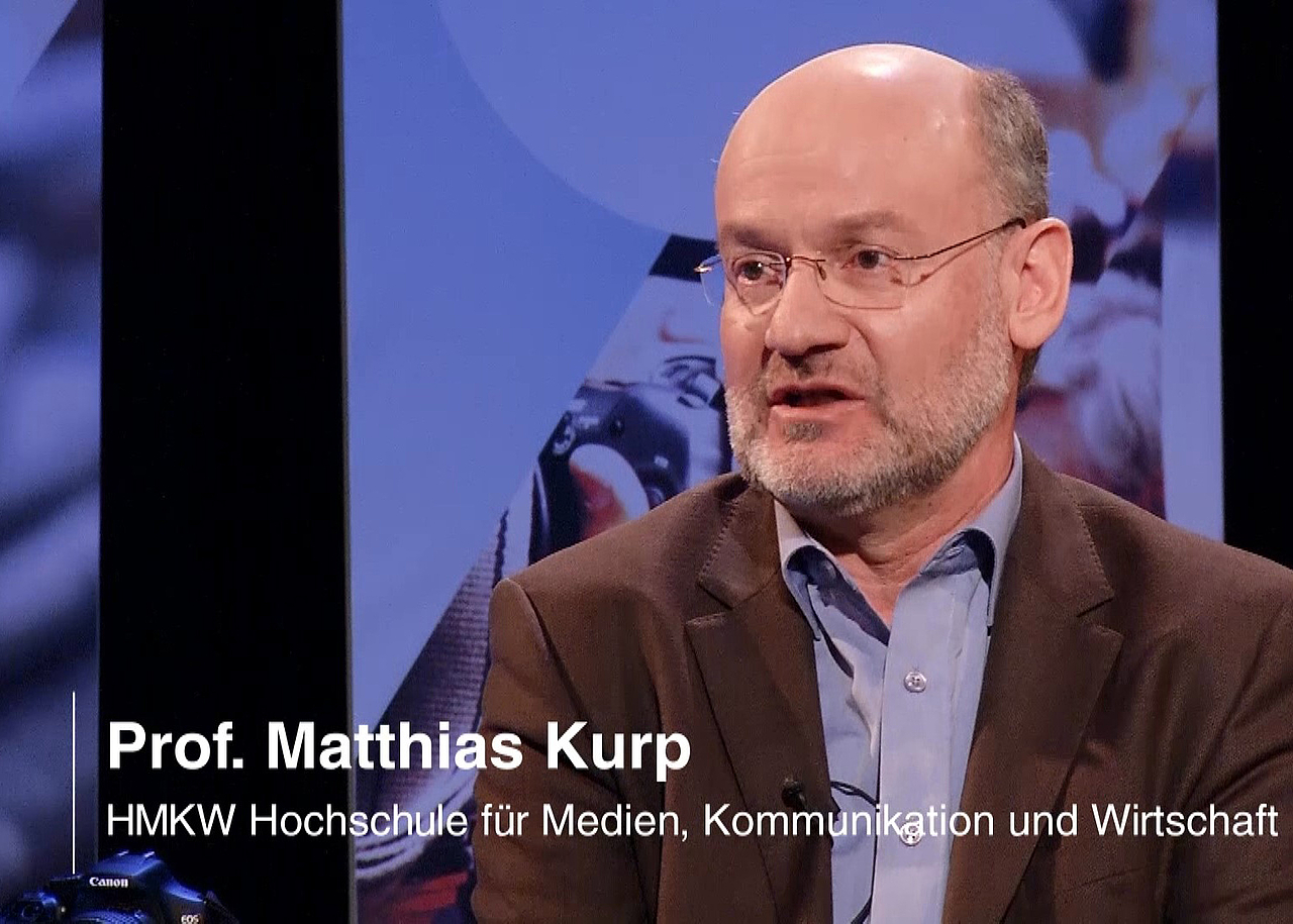 Prof. Dr. Matthias Kurp fasste die aktuelle Situation von lokaljournalistischen Angeboten in NRW zusammen und warf auch einen Blick auf die wachsende Bedeutung von PR. Foto: NRWision