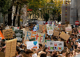 Teilnehmende einer Demonstration für den Klimatschutz. © pixabay | LeoSch