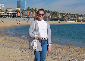 HMKW student Pia Witt on the beach in Barcelona