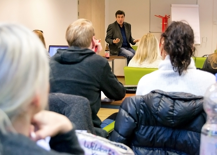 Wolfgang Altenstrasser (VOK DAMS) gab den Studierenden einen Überblick über die Event- und Live-Marketing-Branche.