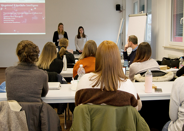 HMKW-Studierende präsentierten ihre Ergebnisse vor Björn Muscheid von der Deutschen Telekom.