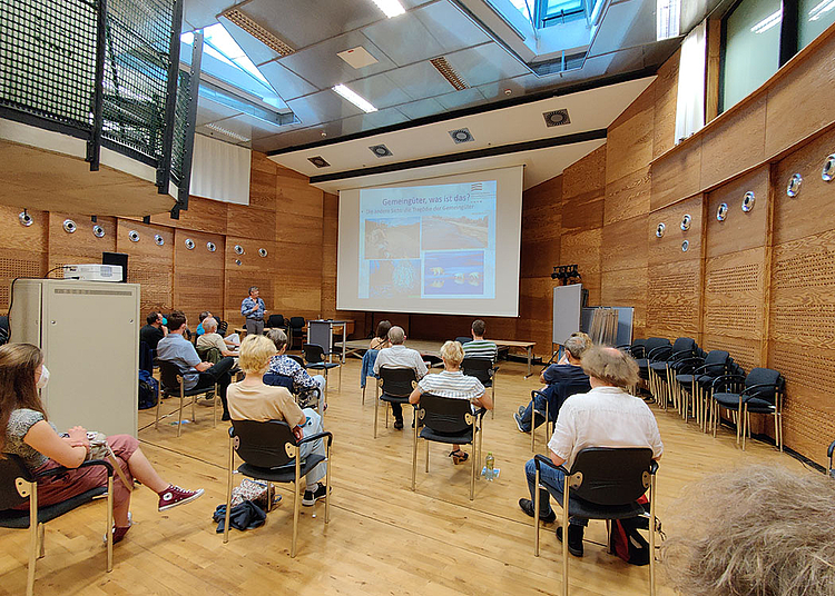 HMKW-Prorektor Prof. Dr. Martin Beckenkamp (Fachbereich Psychologie) bei seinem Vortrag an der VHS Köln. Foto: Boyun Wang