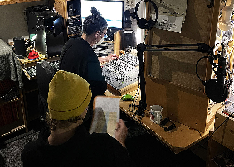 Bald on air: HMKW-Studierende bei der Aufzeichnung ihrer Radiosendungen für den Bürgerfunk von Radio Köln.