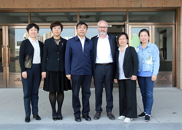 Group picture in front of the department of culture and education of DānDōng, f.l.t.r.: Xiaohua Tan, Hui Guo, Xiaoxi Yú, K.-D. Schulz, Aimin Feng, Ling Jiang