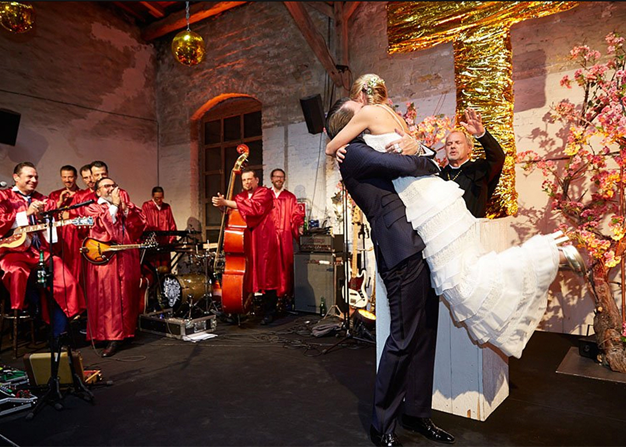 Johanna and Alec Völkel celebrate their dream wedding with 160 guests.