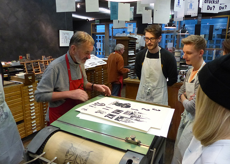 Im Druckladen des Mainzer Gutenberg-Museums erhielten HMKW-Studierende eine Einführung in das Druckhandwerk.
