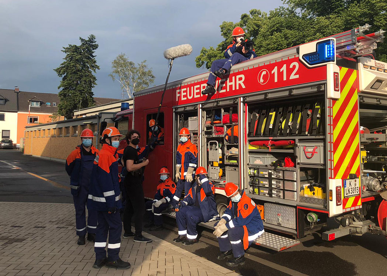 Die Studierenden der HMKW Köln zum Dreh bei der Feuerwehr in Köln-Dellbrück. Foto: Malina Claßen