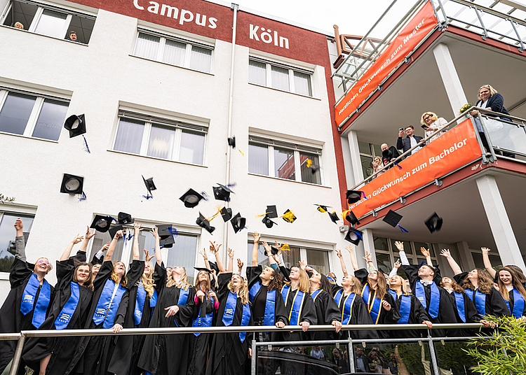 Bachelor- und Master-Graduierte der HMKW Köln beim Hütewurf auf ihrer Graduierungsfeier im April 2023. Foto: Werner Siess.
