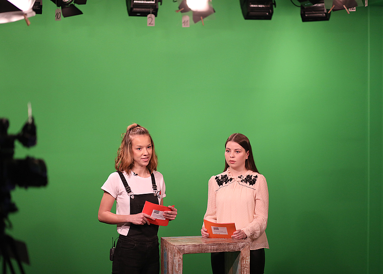 Das PlanTV-Moderatorinnenduo vor dem Greenscreen im TV-Studio der HMKW Köln