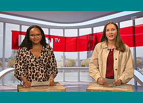 Die Studierenden Leonie und Kristina haben vor dem Greenscreen des Kölner HMKW-Fernsehstudios die Sendungsmoderation eingesprochen.