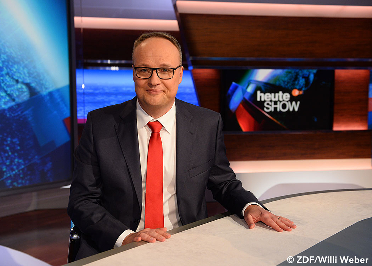 In the heute-show, anchorman Oliver Welke comments weekly on current news from politics and contemporary history. 