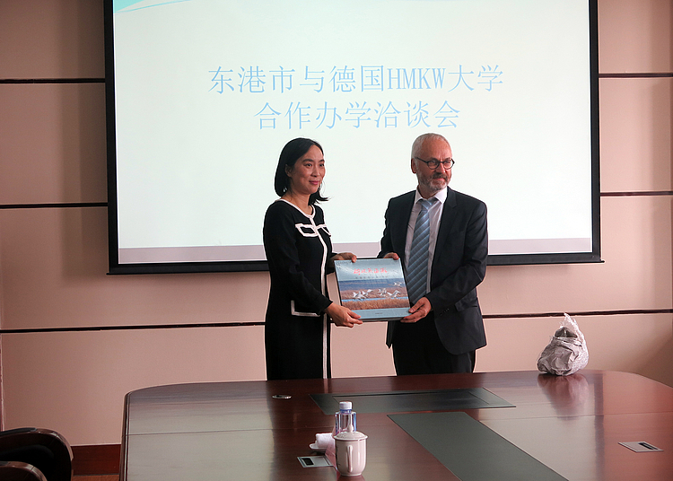 Frau Lin Zhuhong, stellvertretende Bürgermeisterin der Stadt Dōnggǎng, mit Prof. Dr. Klaus-Dieter Schulz