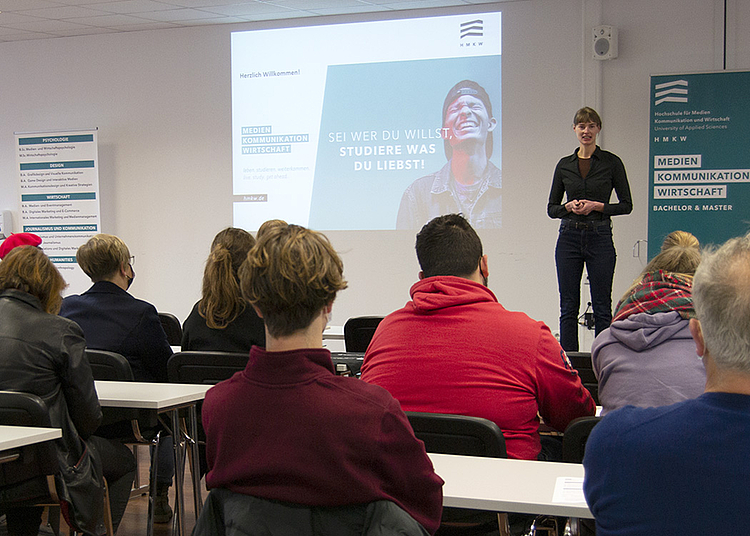 Foto unserer Studienberaterin in einer Infoveranstaltung beim Open Day an der HMKW Köln.