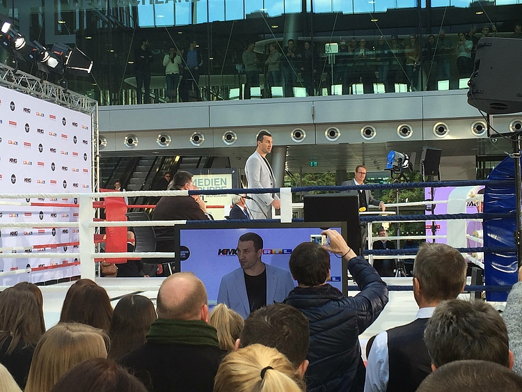 Während des RTL Group-Besuchs der HMKW-Studierenden war auch Ex-Box-Weltmeister W. Klitschko für eine Pressekonferenz vor Ort.