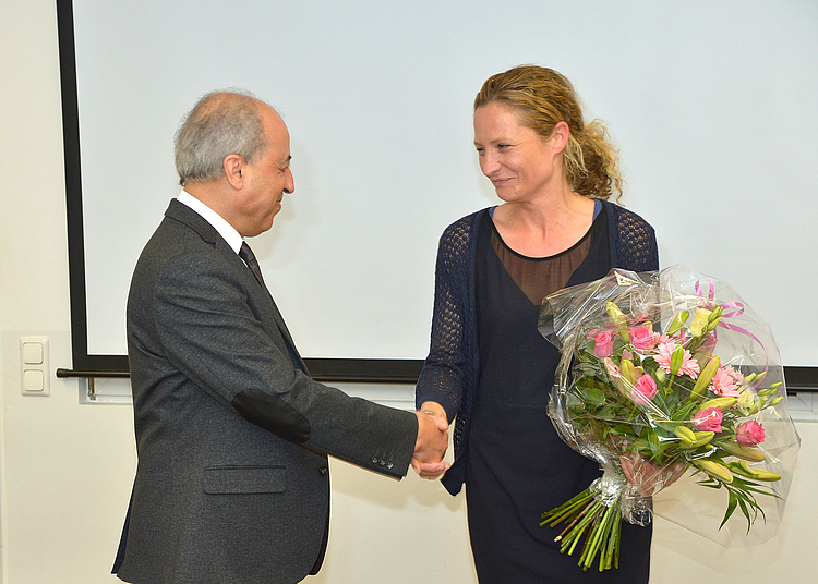 Der Geschäftsführer der HMKW-Trägergesellschaft, A. Jillab, gratuliert der neuen Standortleiterin Prof. Dr. E.-M. Skottke.