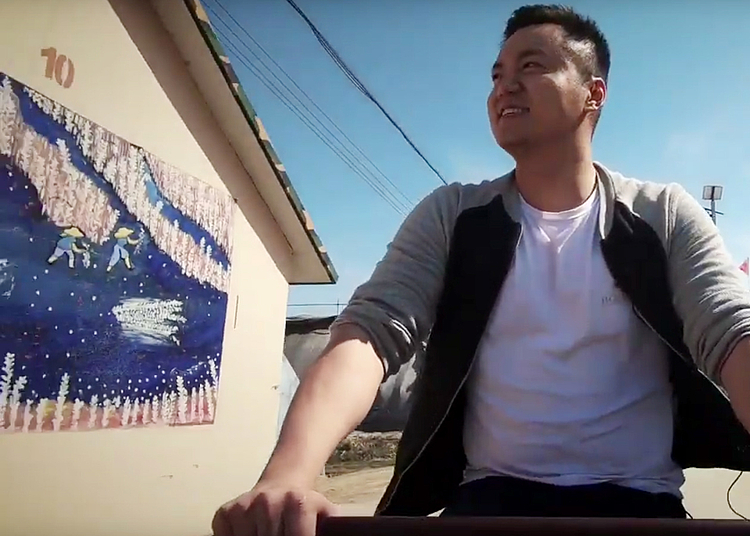 Still from the video: HMKW student Boyun Wang exploring the city of DōngGăng.