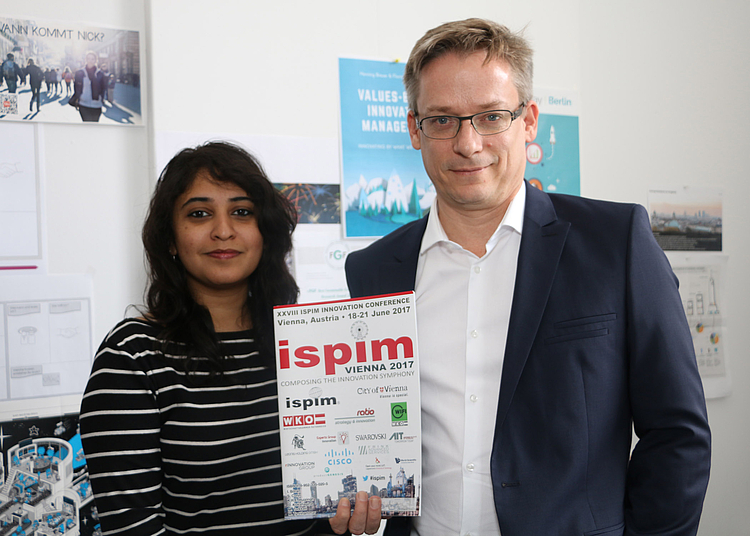 Vaishnavi Upadrasta und Prof. Dr. Henning Breuer von der HMKW Berlin haben ihr erstes Conference Paper veröffentlicht. Foto: Sarah Meister