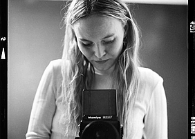 Nach einem Bachelorstudium im Fach Anthropology und einem Abschluss der Photography School in Reykjavik studiert Helga Laufey Ásgeirsdóttir jetzt an der HMKW Berlin. 