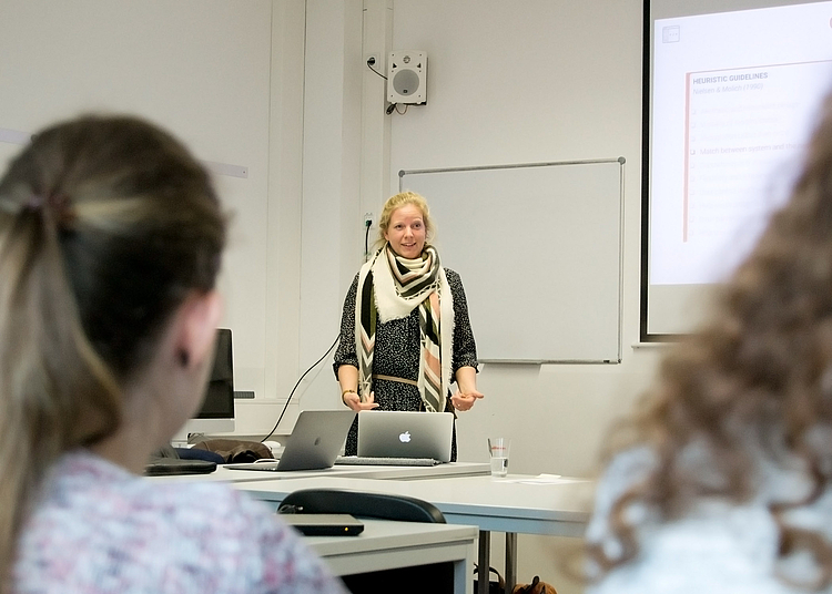 UX-Expertin Meike Schröder von Sixt referierte vor Master-Studierenden über das Thema User Experience.