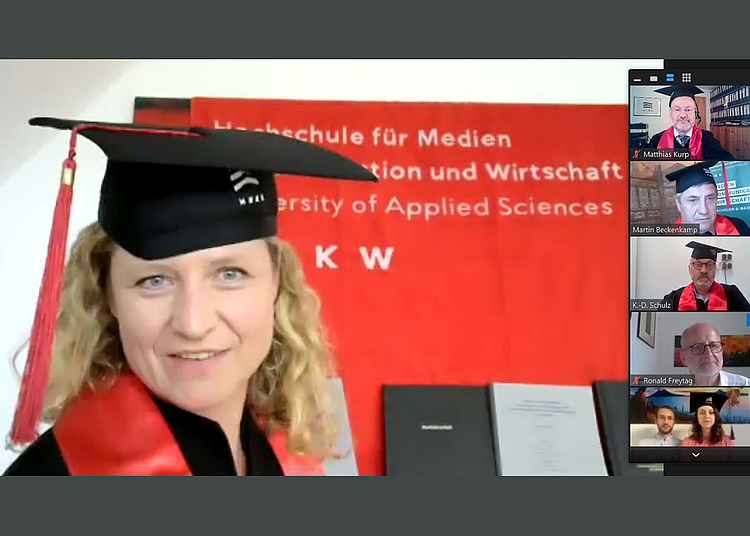 Auch in einer Online-Graduierungsfeier in ihrem Moderationselement: Standortleiterin Prof. Dr. Eva-Maria Skottke