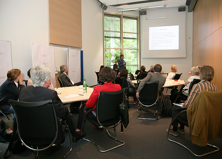 Prof. Dr. Martin Beckenkamp während seines Impulsvortrags in der AG Kommunikation. Foto: Uschi Euler