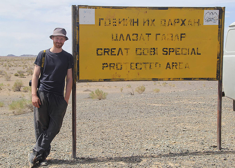 [Translate to englisch:] Julian Kolb während eines dreimonatigen Aufenthalts in der Wüste Gobi.
