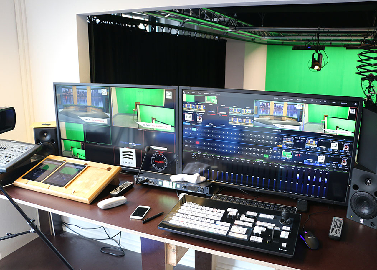 Im TV-Studio der HMKW können Studierende sich ausprobieren und eigene praktische Projekte realisieren.