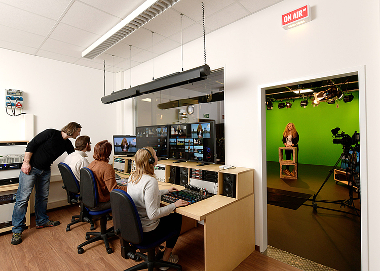 Blick in das hochschuleigene TV-Studio mit Regieraum