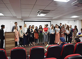 Die Studierenden der HMKW Köln auf der Begrüßungsveranstaltung an der JAIN University in Bangalore, Indien.