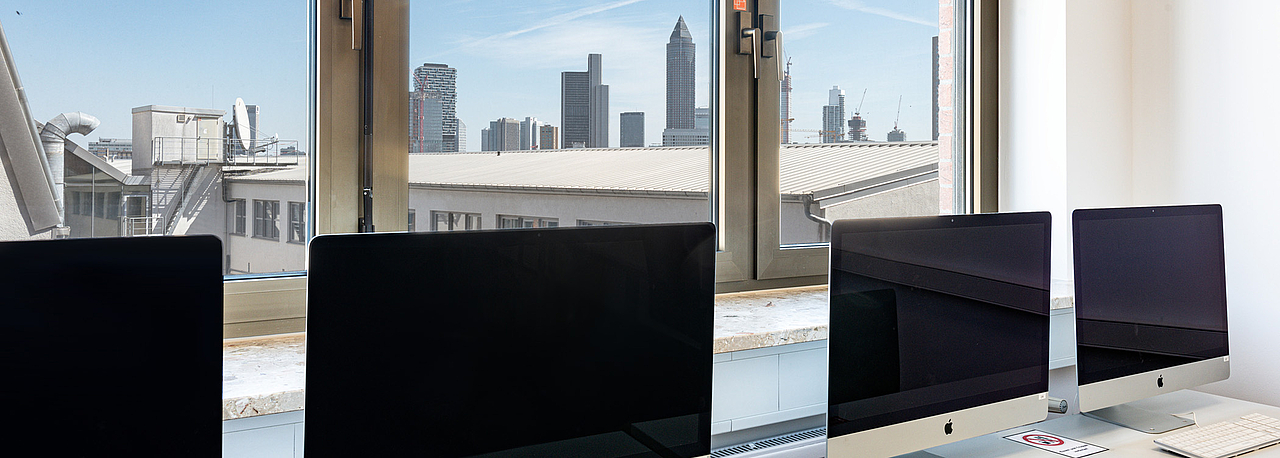 Blick auf die Skyline Frankfurts aus einem der Mac-Räume.