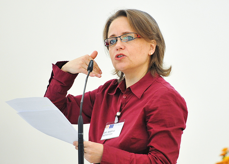 Prof. Dr. Sabine Schiffer lehrt an der HMKW Frankfurt im Fachbereich Journalismus und Kommunikation. Foto: Diakonie Düsseldorf