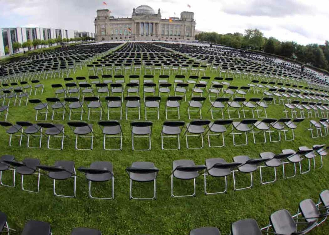 Bei der Kampagne #leavenoonebehind wurden 30.000 leere Stühle vor den Berliner Reichstag gestellt, um auf die Lage von Flüchtlingen im Lager Moria aufmerksam zu machen.