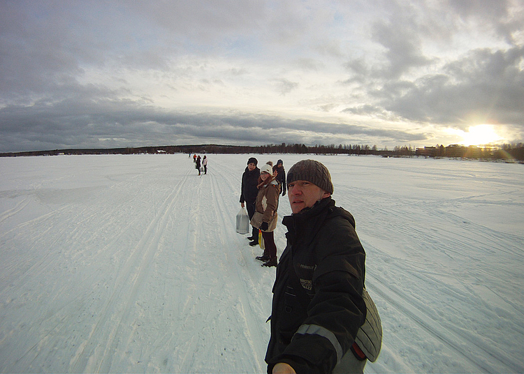 Foto von Prof. Dr. Schröppel mit HMKW-Studierenden auf einer Schneefläche in Rovaniemi
