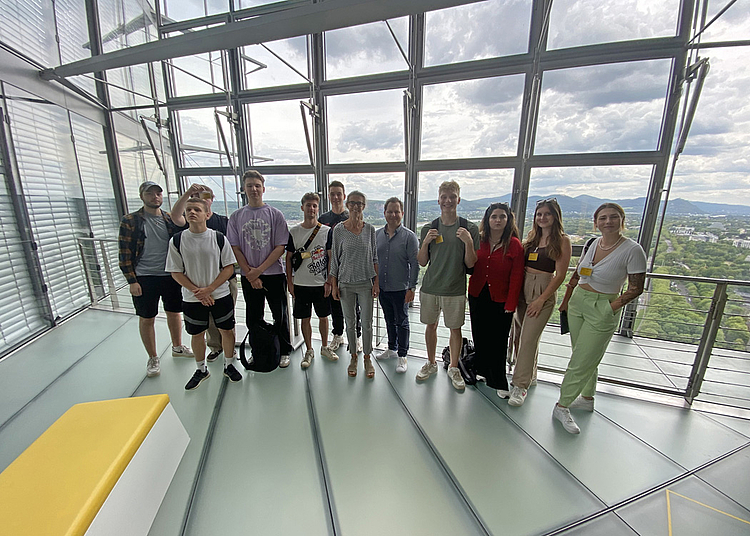 Die Exkursionsteilnehmenden mit ihrer Professorin Dr. Katja Niemeyer vor dem Ausblick aus dem Posttower in Bonn.
