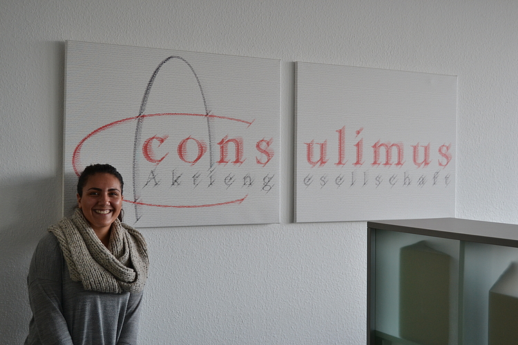 Studentin Dorsa Heidari in ihrem Praktikumsbetrieb Consulimus AG.