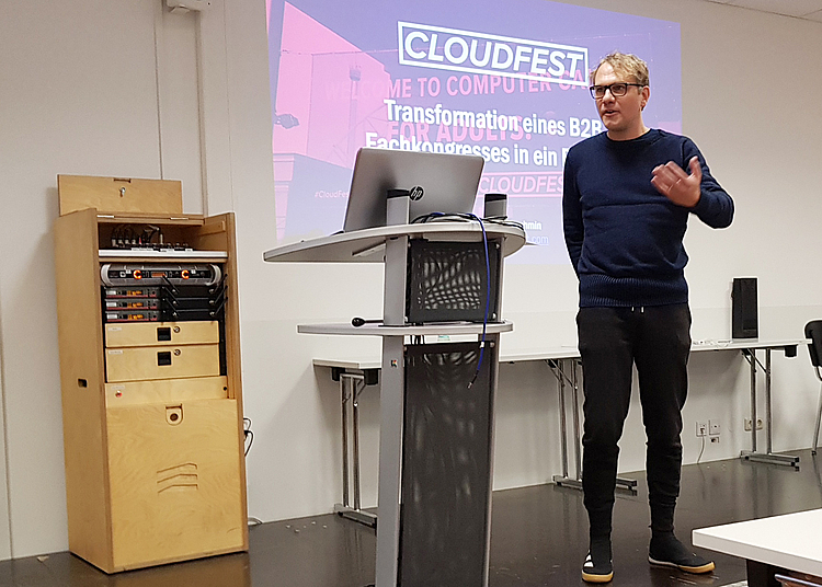 Cloudfest-CEO Soeren von Varchmin während seines Vortrags an der HMKW Köln