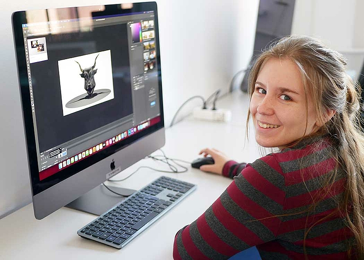 Chelsea Gröper studiert im 2. Semester B.A. Game Design und Interaktive Medien an der HMKW Berlin. (Foto: Deborah Bischofberger)