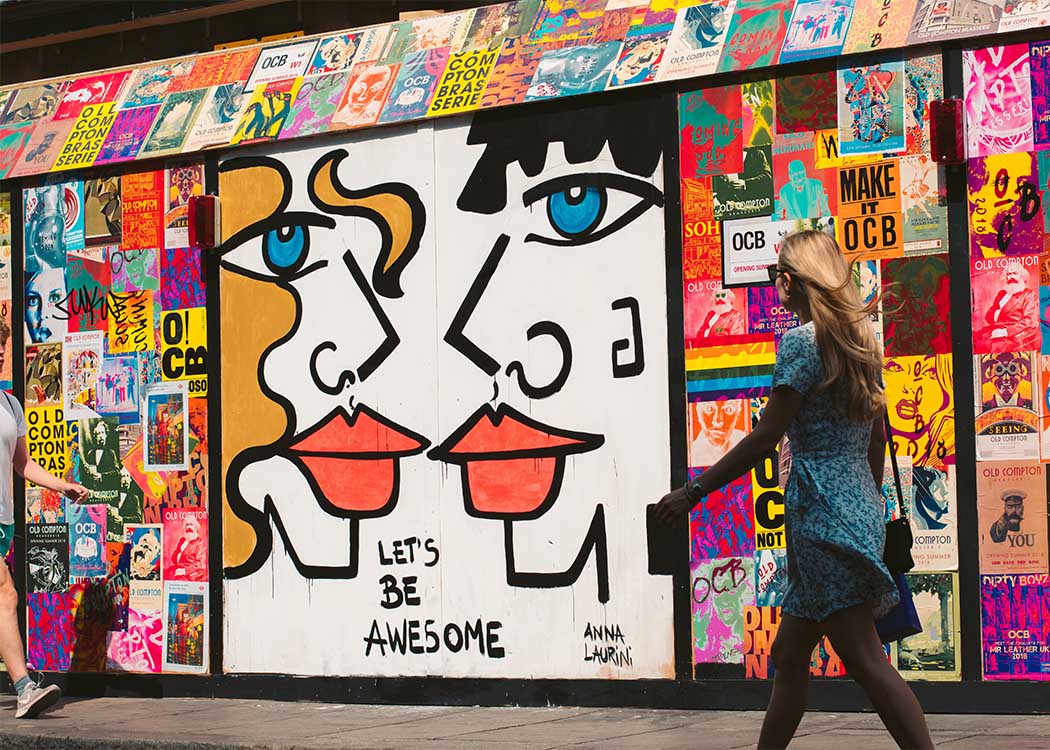Ambient Marketing und Street Art Events werden auch für Unternehmen immer beliebter, um die eigene Zielgruppe besser zu erreichen und die eigene Marke zu verjüngen. (Foto: Mark Hayward/ Unsplash)
